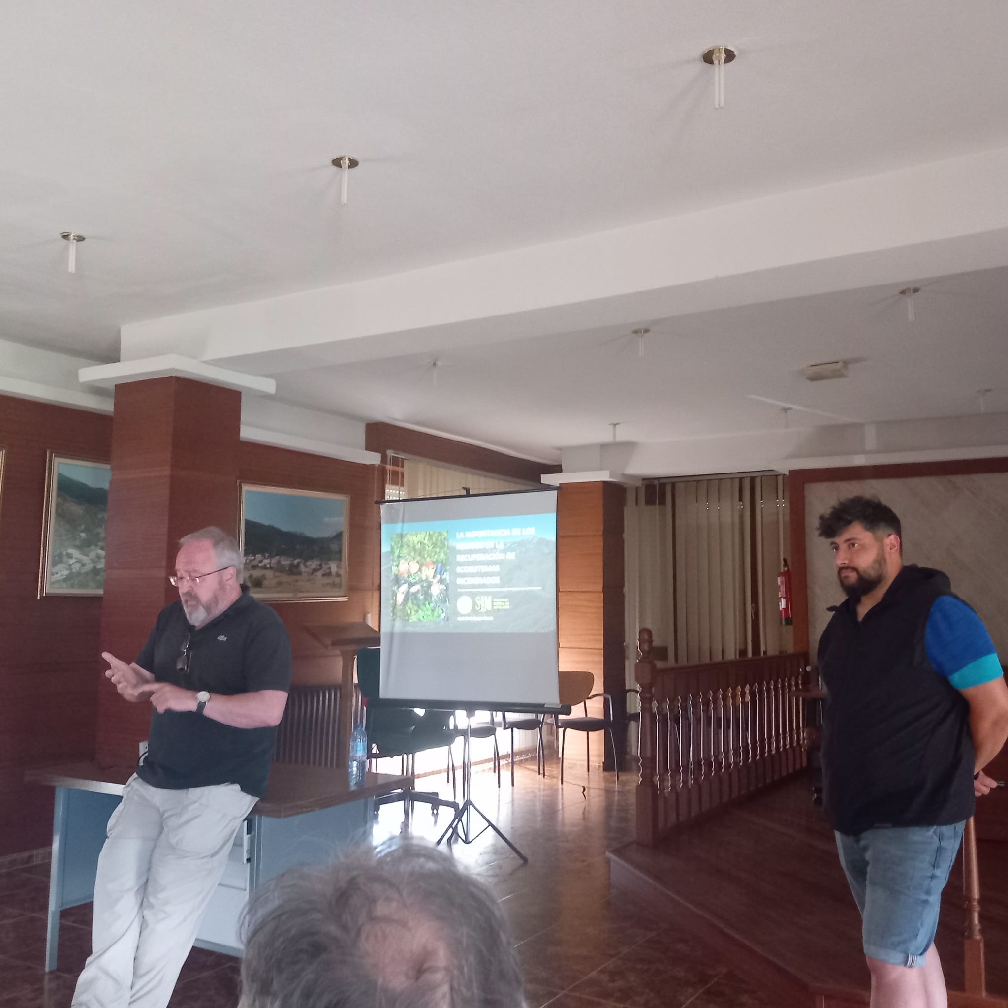 J.M. Escapa durante la charla en el Ayuntamiento de Boca de Huérgano